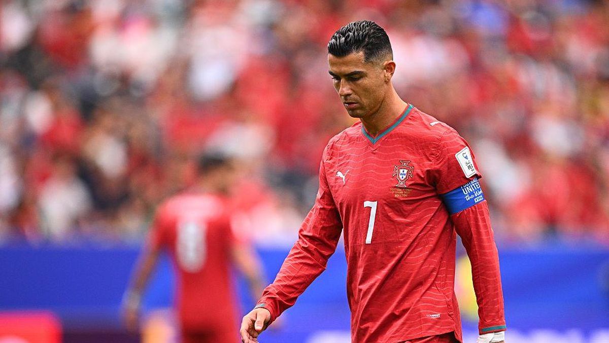 Ilustrasi ronaldo tak minum susu untuk artikel Kenapa Ronaldo Tak Minum Susu?