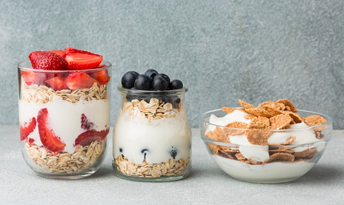 Ilustrasi yogurt parfait untuk artikel Yogurt Parfait Stroberi, Sarapan Ideal untuk Turunkan Berat Badan