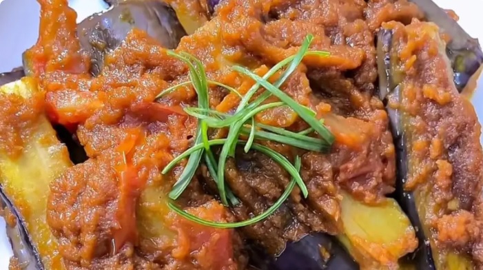 Ilustrasi balado terong untuk artikel Balado Terong Satset, Favorit Rumahan yang Pedas dan Gurih