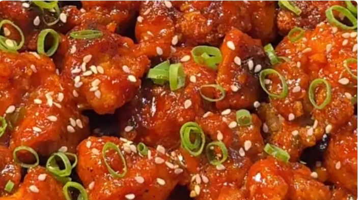 Ilustrasi crispy gochujang chicken thighs untuk artikel Crispy Gochujang Chicken Thighs: Ayam Paha Renyah dengan Saus…